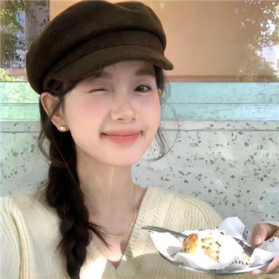 她的双眼背后